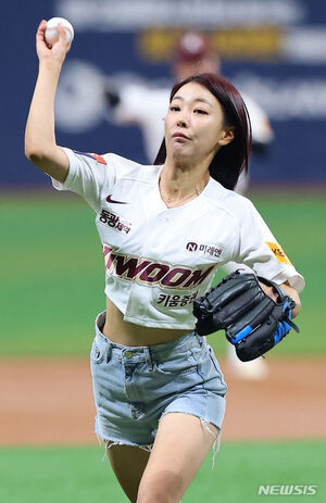 【フォト】コ・ウォニ　クロップドTシャツ＋ホットパンツでダイナミックな始球式