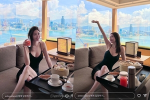 黒いキャミソールワンピ姿のクララ、香港のホテルで美ボディアピール