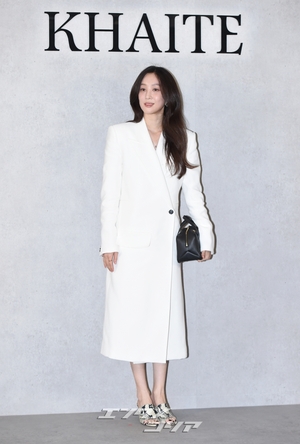 【フォト】チョン・リョウォン、白のコート一つで完成されたファッション