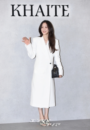 【フォト】チョン・リョウォン、白のコート一つで完成されたファッション