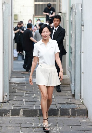 【フォト】キム・ナヨン、スタイリッシュな真っ白ファッション