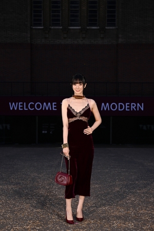 パク・ギュヨン グッチ「2025クルーズコレクション」出席…魅惑のバーガンディー・ドレス姿