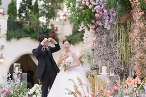 キム・ギリ&ムン・ジイン、結婚式の写真公開…新婦に向け大きなハートのポーズ