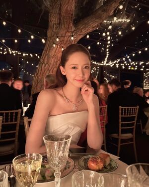 【フォト】少女時代ユナ　優雅なカンヌ映画祭の夜！　白のベアトップドレスで美しいビジュアル・アピール