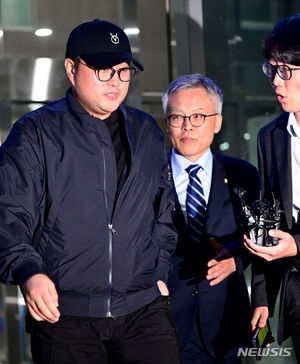 【フォト】「飲酒運転・当て逃げ容疑」で警察の取り調べを終えた歌手キム・ホジュン