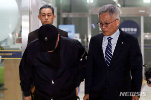 【フォト】「飲酒運転・当て逃げ容疑」で警察の取り調べを終えた歌手キム・ホジュン