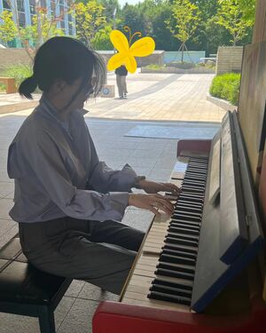 イ・ヨンエ、路上でピアノ演奏…まばゆい美しさ