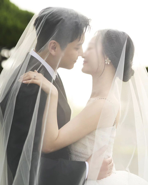 【フォト】ソン・スンヒョン、美しい花嫁を公開…ロマンチックなウエディング写真