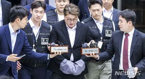 【フォト】飲酒当て逃げ疑惑のキム・ホジュン、令状実質審査を終え拘置所へ