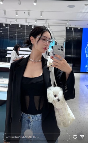 クララ、シースルーの装いで愛犬と共に…シック＋魅惑的なオーラ