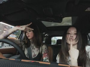 艶やか「タトゥー」ハン・ソヒ&同い年チョン・ジョンソとドライブ…強烈オーラの女優2人