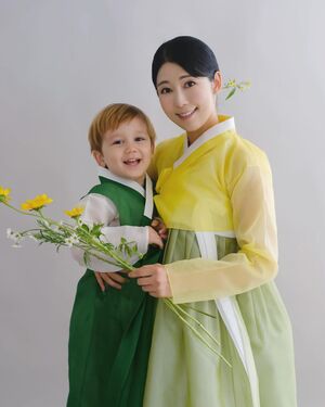 さゆり、息子と韓服姿で撮影 「自分という花になる」