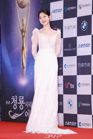 【フォト】IVEウォニョンの姉チャン・ダア、清純な純白ドレス姿
