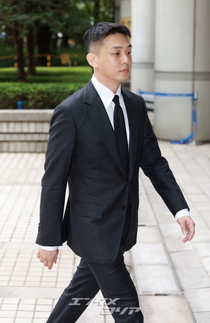 【フォト】ユ・アイン、スマートなスーツ姿で7回目の公判に出廷