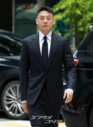 【フォト】ユ・アイン、スマートなスーツ姿で7回目の公判に出廷