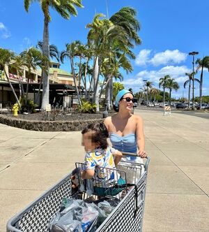 Navi、息子とハワイを満喫…大胆チューブトップコーデで美ボディアピール