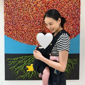 孫延在 抱っこひも姿で「赤ちゃんと大好きなアーティストさんの展示会へ」