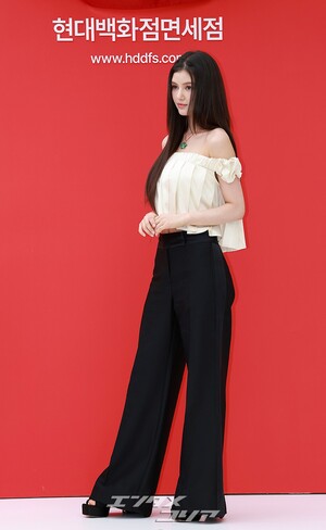 【フォト】NewJeansダニエル、人形のような美しさ＆ほっそりした肩のライン