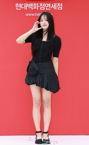 【フォト】NewJeansミンジ、ミニスカートの花の装飾がポイント…黒の女神