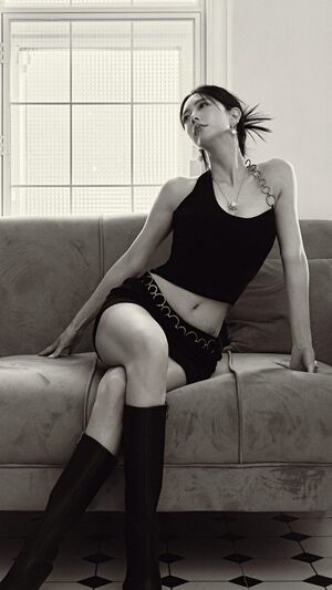 クララ、クロップ丈トップス&ホットパンツ姿で別格の美ボディアピール