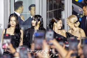 【フォト】BLACKPINK、ファンと一緒に写真撮影…ものすごい人気