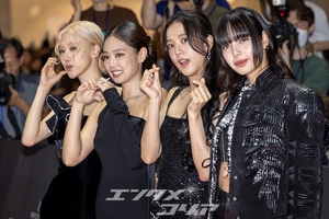 【フォト】BLACKPINK、ファンと一緒に写真撮影…ものすごい人気