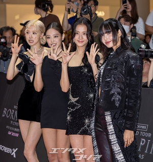 【フォト】BLACKPINK、ファンと一緒に写真撮影…ものすごい人気