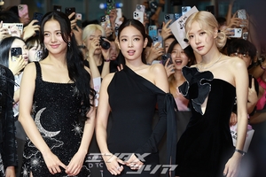 【フォト】BLACKPINK、ファンと一緒に写真撮影…ものすごい人気