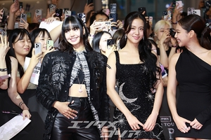 【フォト】BLACKPINK、ファンと一緒に写真撮影…ものすごい人気