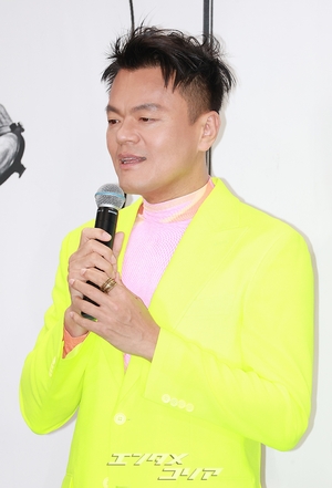 【フォト】デビュー30周年のJ.Y.Park、鮮やかな蛍光イエロースーツ