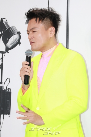 【フォト】デビュー30周年のJ.Y.Park、鮮やかな蛍光イエロースーツ