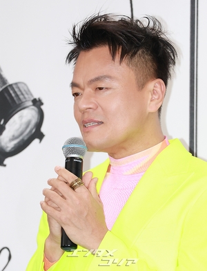 【フォト】デビュー30周年のJ.Y.Park、鮮やかな蛍光イエロースーツ