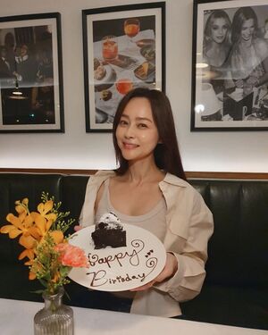 47歳ウ・ヒジン、衰え知らずの美しさ…「幸せな誕生日を過ごしたよ」