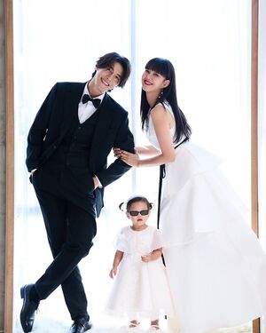 【フォト】不妊を克服したチ・ソヨン＆ソン・ジェヒ夫妻の結婚7周年、娘と一緒の「リマインド・ウエディング」写真公開