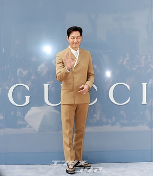 【フォト】イ・ジョンジェ、気品あるスーツ姿で「GUCCI」のイベントに出席