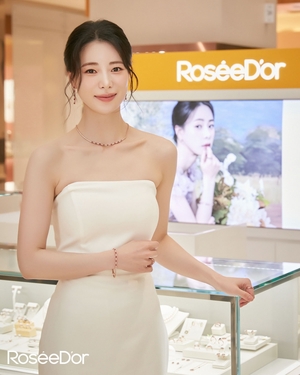 【フォト】イム・ジヨン、上品な白コーデ…「RoseeD’or」のイベントに出席