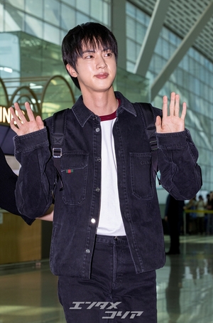 【フォト】BTSのJIN、少年らしさいっぱい…GUCCIのファッションショーのため出発