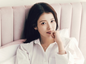 【フォト】IU、暖かい日差しの下で休息…清純な雰囲気