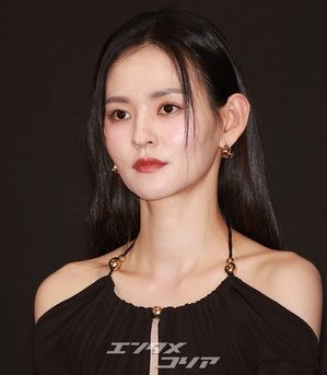 【フォト】キム・ユネ、超スリムボディで披露する優雅なダンス