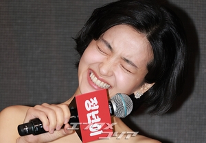 【フォト】キム・テリ、ラブリーなドレスで際立つ美しさ