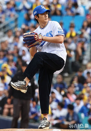 【フォト】2024韓国プロ野球プレーオフ第1戦で始球式をする俳優キム・ガンウ　／大邱