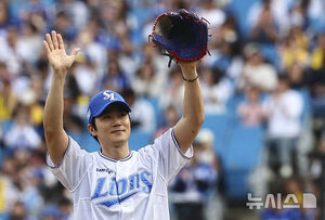 【フォト】2024韓国プロ野球プレーオフ第1戦で始球式をする俳優キム・ガンウ　／大邱