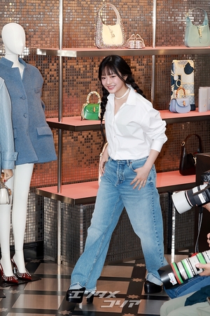 【フォト】NewJeansハニ、白シャツ×ジーンズだけでも完璧コーデ