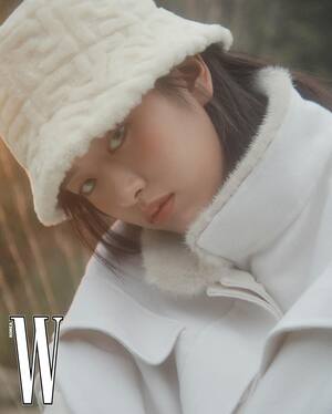 【フォト】IVEユジン、美しく幻想的な姿披露…「W KOREA」グラビア