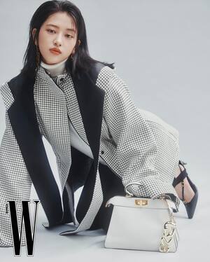 【フォト】IVEユジン、美しく幻想的な姿披露…「W KOREA」グラビア