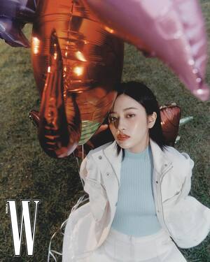 【フォト】IVEユジン、美しく幻想的な姿披露…「W KOREA」グラビア