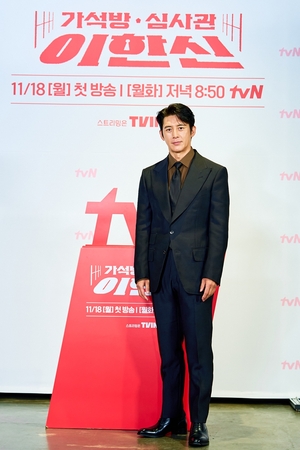 【フォト】コ・ス、素敵なビジュアルの「審査官」
