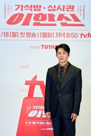 【フォト】コ・ス、素敵なビジュアルの「審査官」