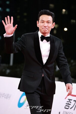 【フォト】主演男優賞候補ファン・ジョンミン、大俳優のオーラ＝青龍映画賞