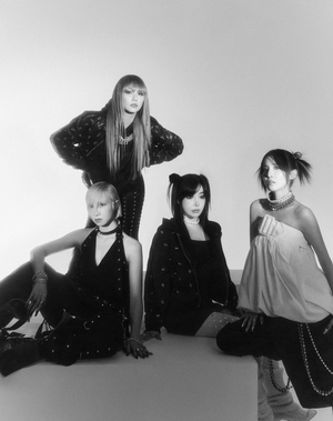 【フォト】2NE1の4人、強烈なビジュアルの完全体グラビア公開